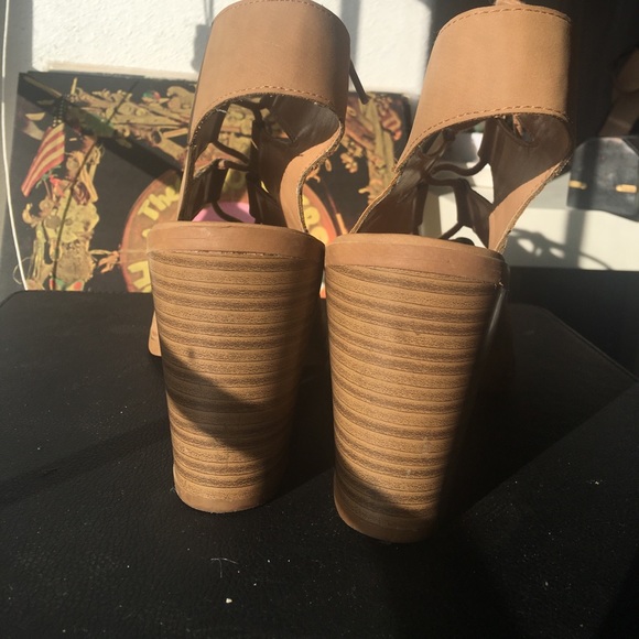 Brown laced heels - Picture 4 of 4